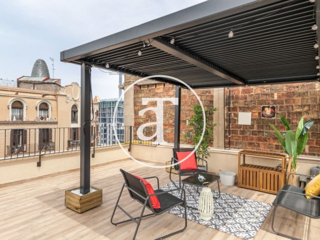Piso de alquiler temporal con 2 habitaciones, estudio  y terraza a un paso de Plaza de las Glorias Catalanas